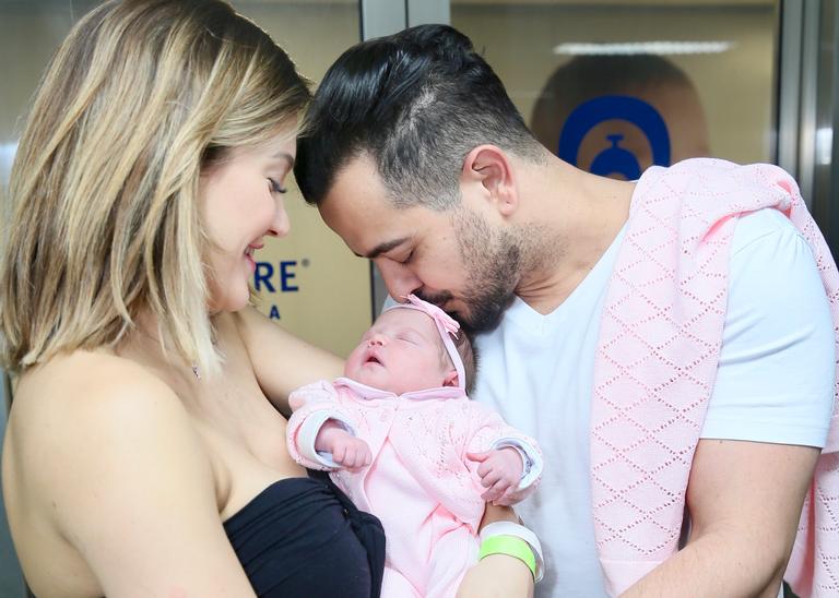 Mulher do sertanejo Henrique, Raíssa, filha de Mauro Naves, deixa a maternidade com a filha