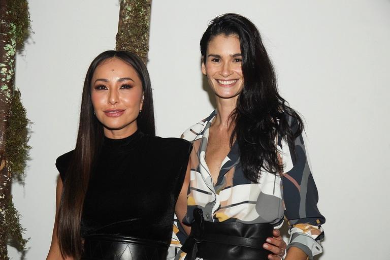 Sabrina Sato e Caroline Ribeiro roubam a cena em desfile