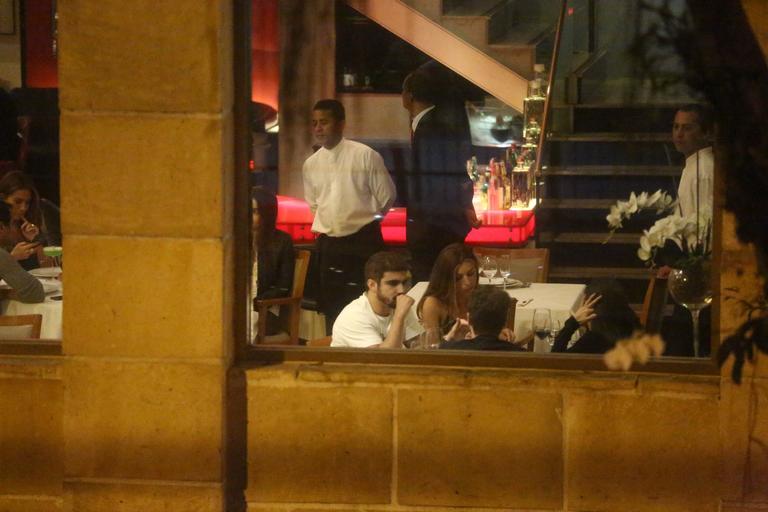 Grazi Massafera e Caio Castro em jantar no Rio de Janeiro