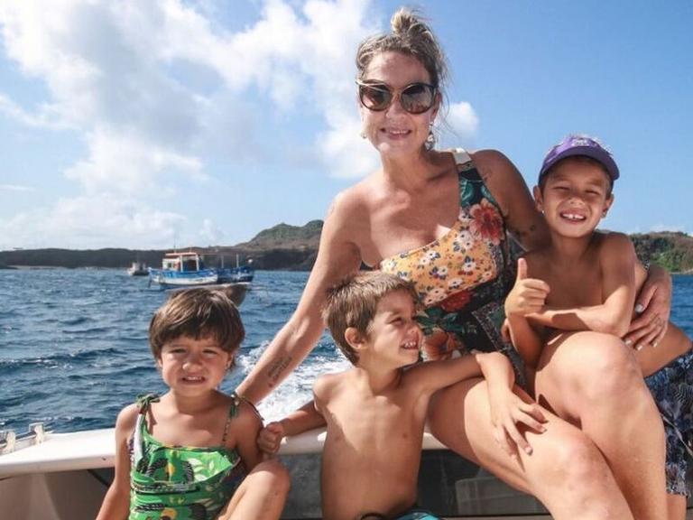 Filhos de Luana Piovani e Pedro Scooby em dia na praia