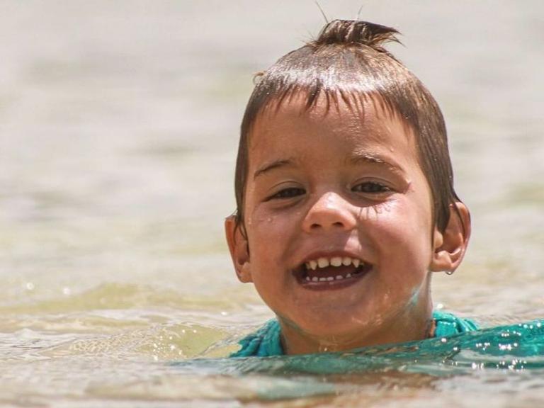 Filhos de Luana Piovani e Pedro Scooby em dia na praia