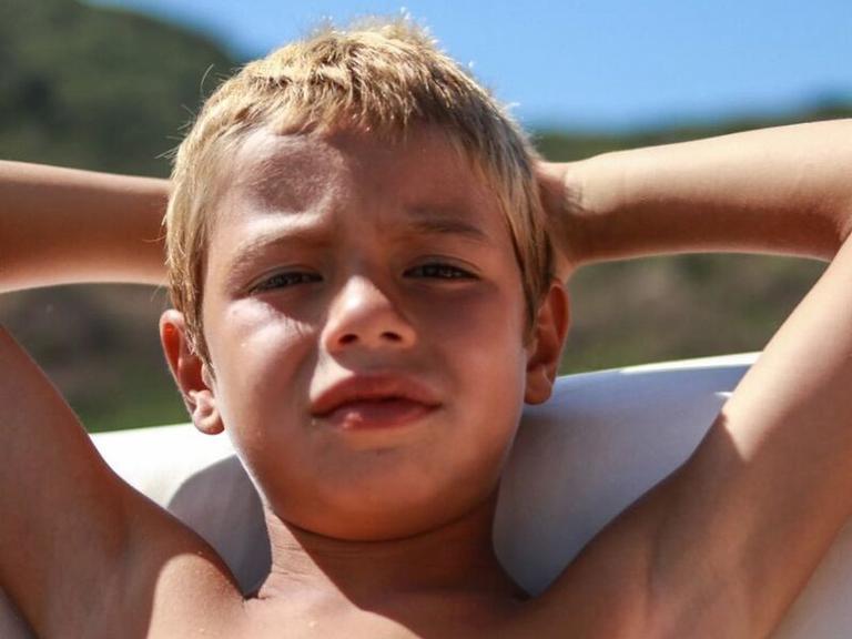 Filhos de Luana Piovani e Pedro Scooby em dia na praia