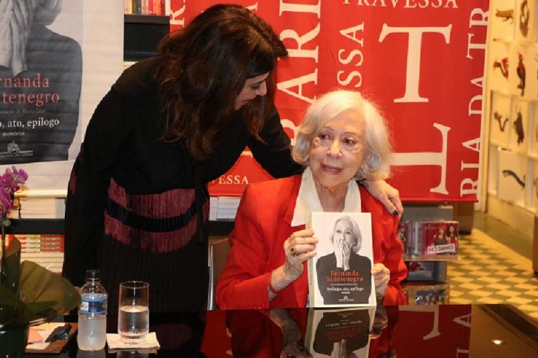 Fernanda Torres e Fernanda Montenegro em noite de autógrafos 