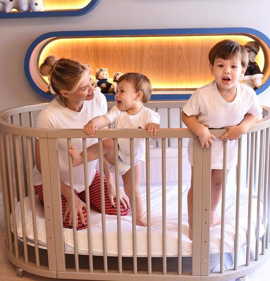 Andressa Suita posa com Gabriel e Samuel em foto fofa