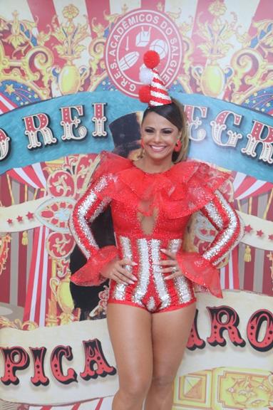 Com tema de circo, Vivi Araujo contou com traje especial inspirado em palhaços