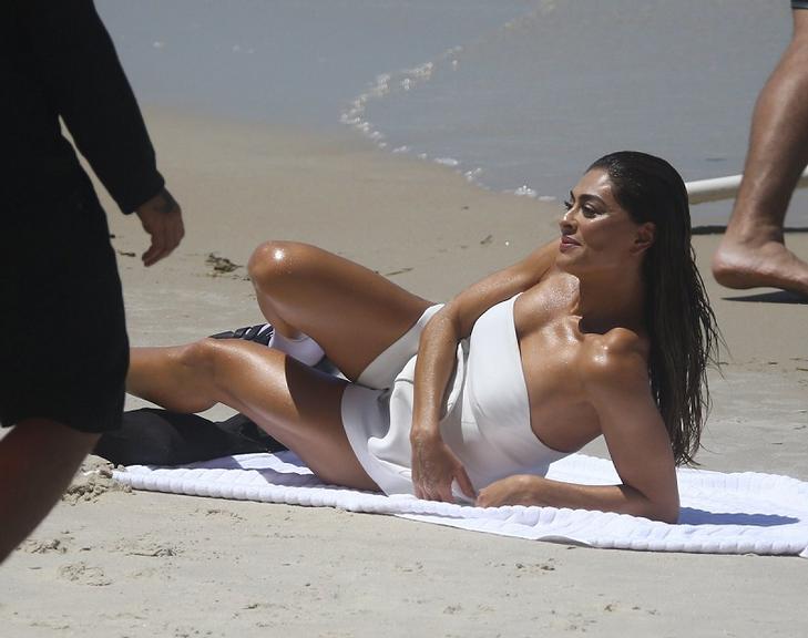 Juliana Paes em ensaio na praia