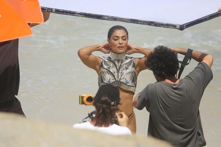 Juliana Paes em ensaio na praia