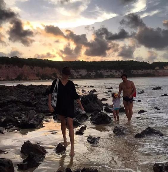 Murilo Rosa e família curtindo fim de semana em Fernando de Noronha