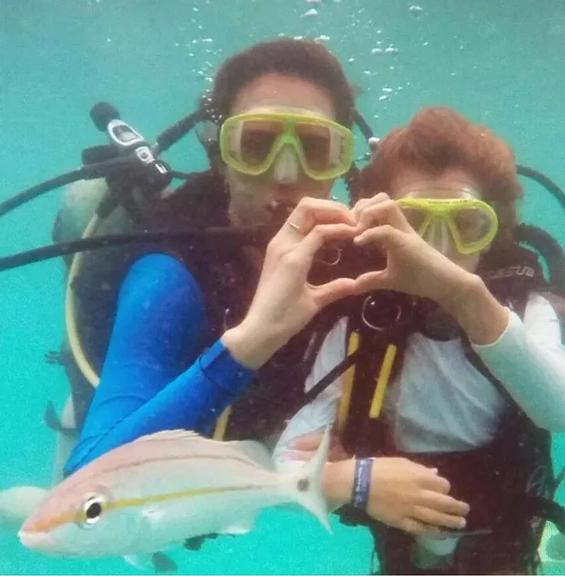 Murilo Rosa e família curtindo fim de semana em Fernando de Noronha