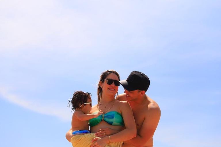 Wesley Safadão e família curtindo dia em praia do Ceará