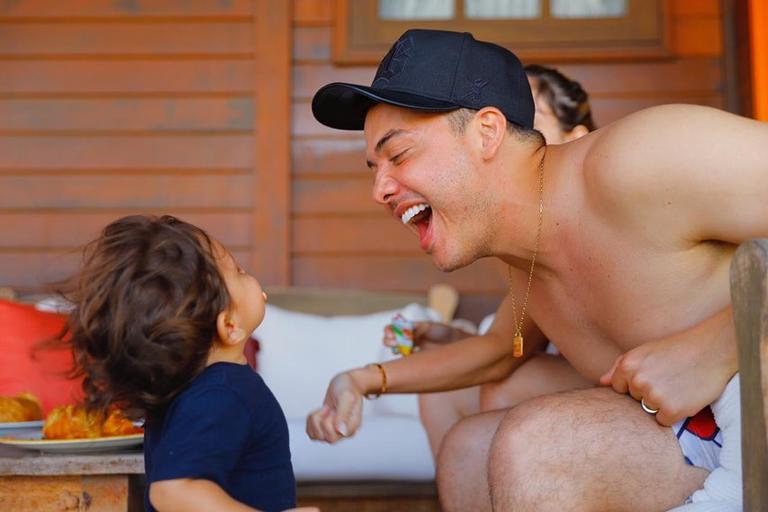 Wesley Safadão e família curtindo dia em praia do Ceará