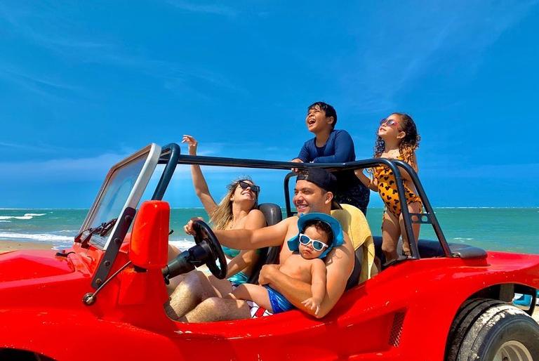 Wesley Safadão e família curtindo dia em praia do Ceará