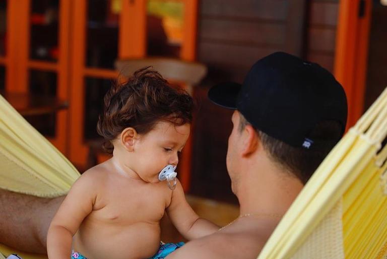 Wesley Safadão e família curtindo dia em praia do Ceará