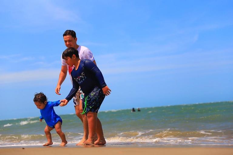 Wesley Safadão e família curtindo dia em praia do Ceará