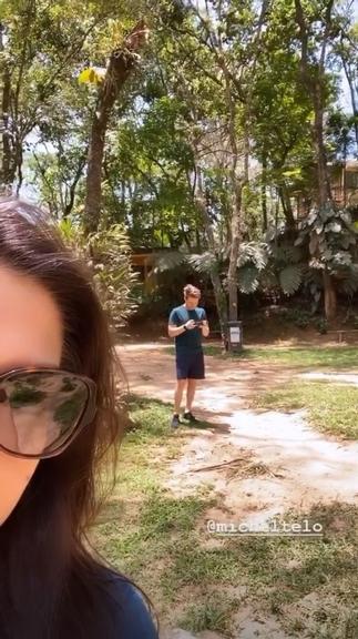 Thais Fersoza e Michel Teló aproveitando a natureza durante viagem em comemoração aos 5 anos de casamento