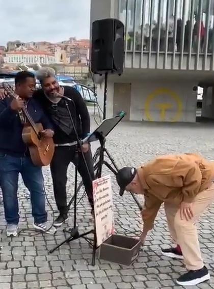 Lulu Santos se une a artistas de rua cantando suas músicas