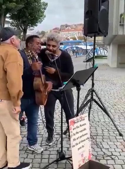 Lulu Santos se une a artistas de rua cantando suas músicas