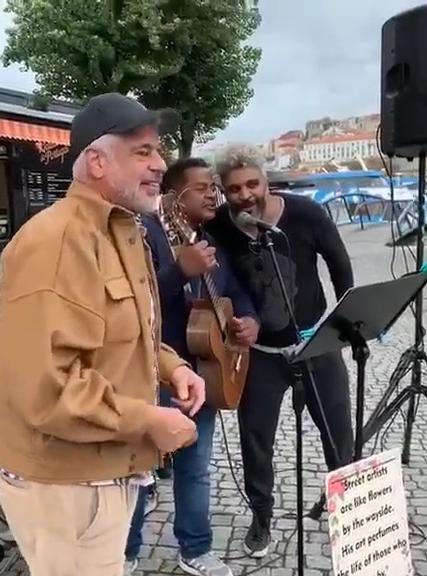 Lulu Santos se une a artistas de rua cantando suas músicas