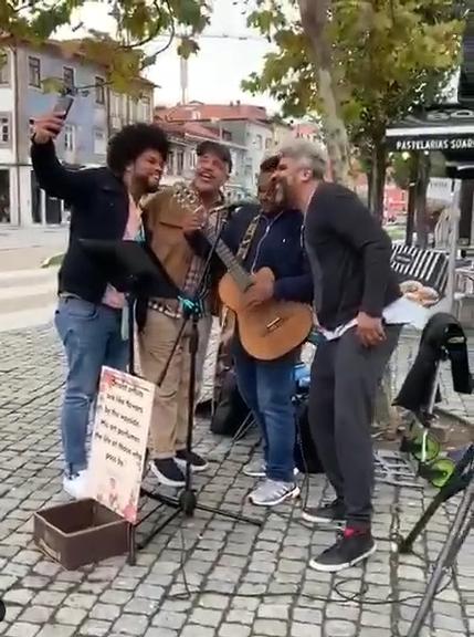 Lulu Santos se une a artistas de rua cantando suas músicas