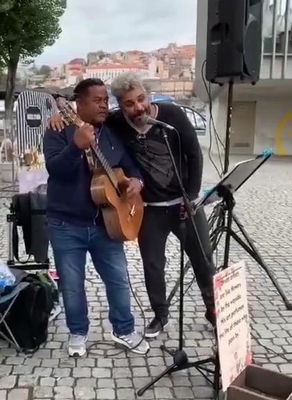 Lulu Santos se une a artistas de rua cantando suas músicas