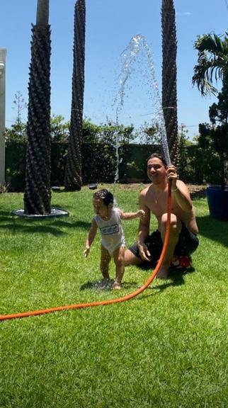 Wesley Safadão se divertindo com Dom durante viagem ao Ceará