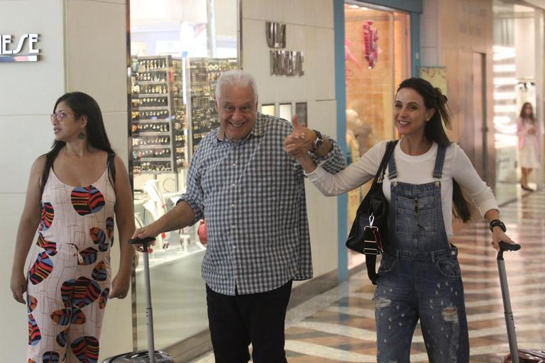 Antônio Fagundes e Alexandra Martins passeando no shopping