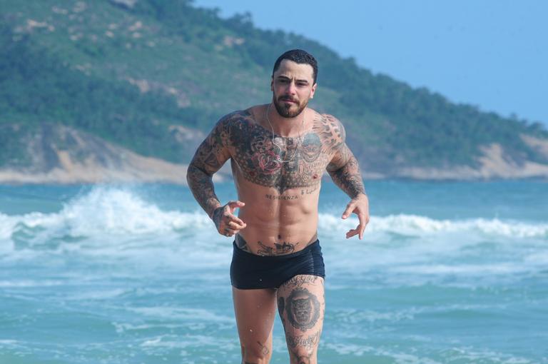 Felipe Titto na praia de Grumari