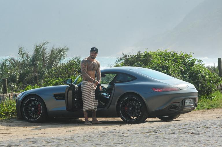 Felipe Titto na praia de Grumari