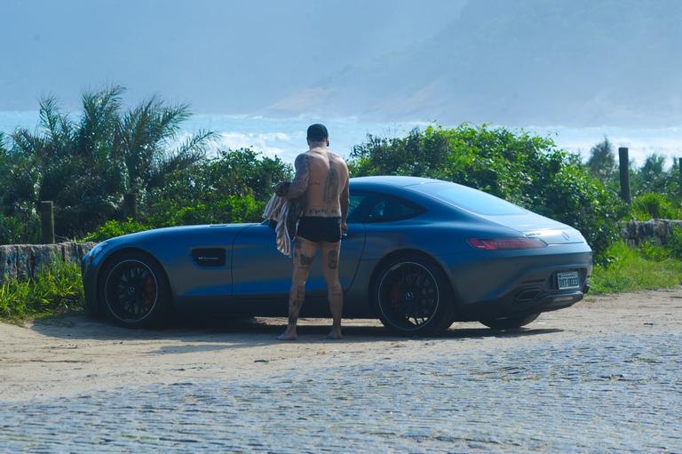 Felipe Titto na praia de Grumari