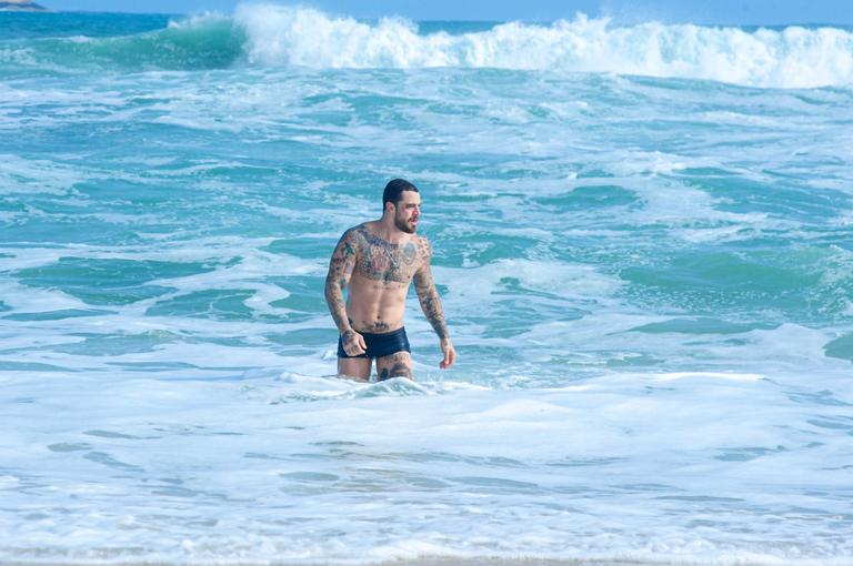 Felipe Titto na praia de Grumari