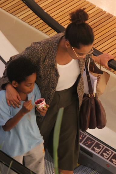 Taís Araújo com o filho em shopping do Rio de Janeiro