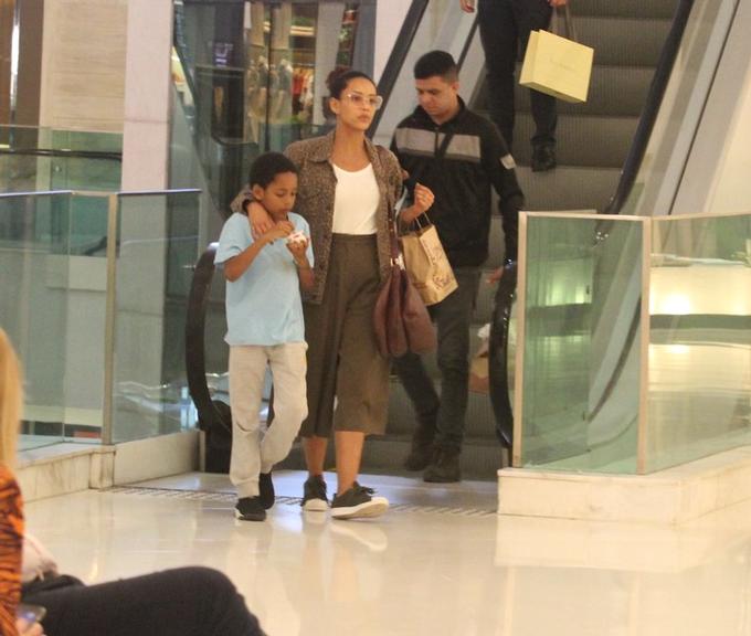 Taís Araújo com o filho em shopping do Rio de Janeiro