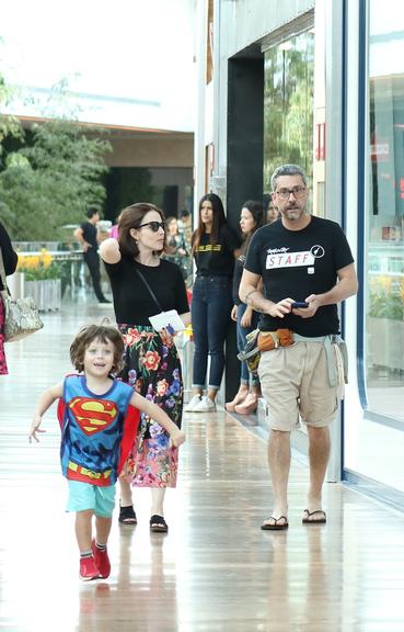 Alexandre Nero e Karen Brusttolin com o filho em shopping