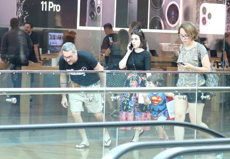 Alexandre Nero e Karen Brusttolin com o filho em shopping