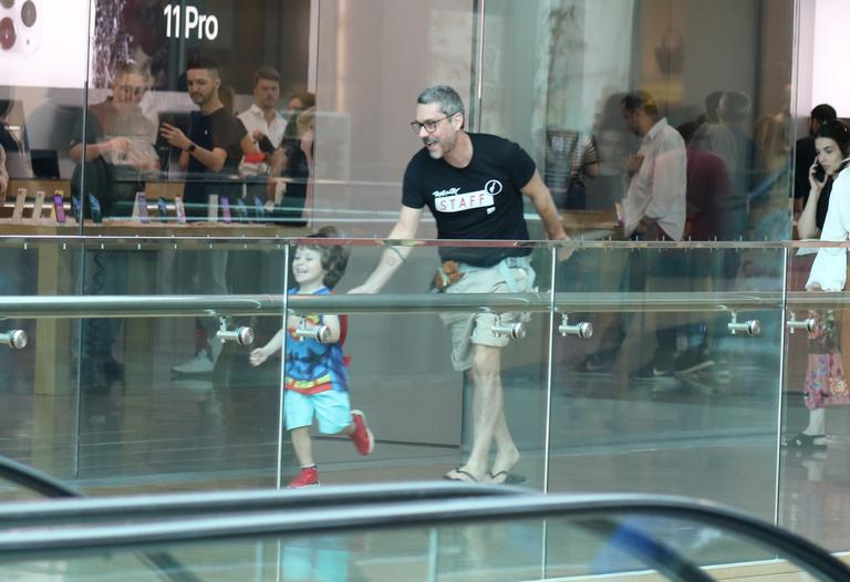 Alexandre Nero e Karen Brusttolin com o filho em shopping