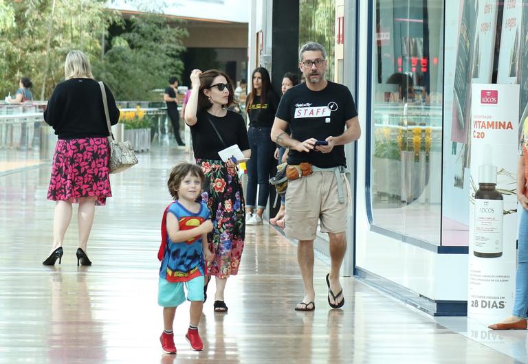 Alexandre Nero e Karen Brusttolin com o filho em shopping