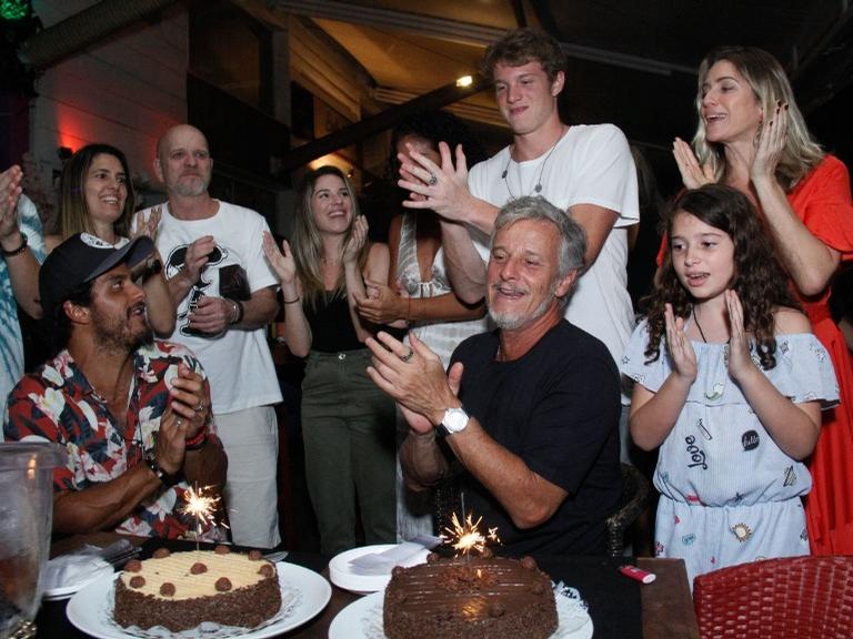 Pedro Novaes comemorando o aniversário de 23 anos ao lado dos pais e amigos