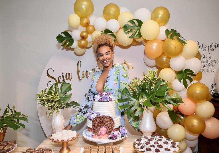 Lucy Ramos faz festa para comemorar seus 37 anos