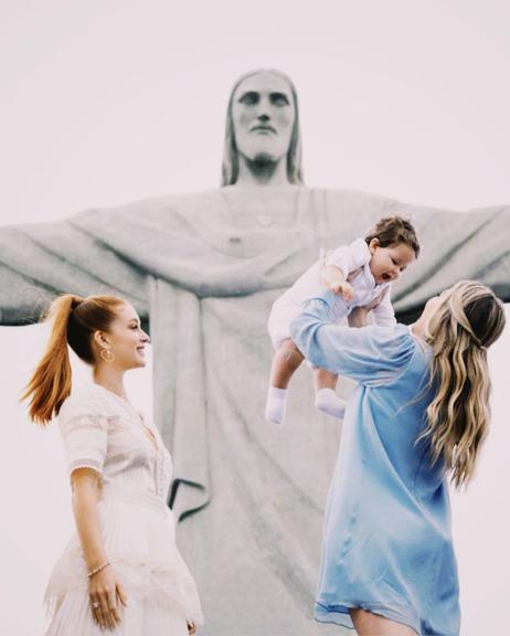 Marina Ruy Barbosa mostra fotos do batizado de seu afilhado