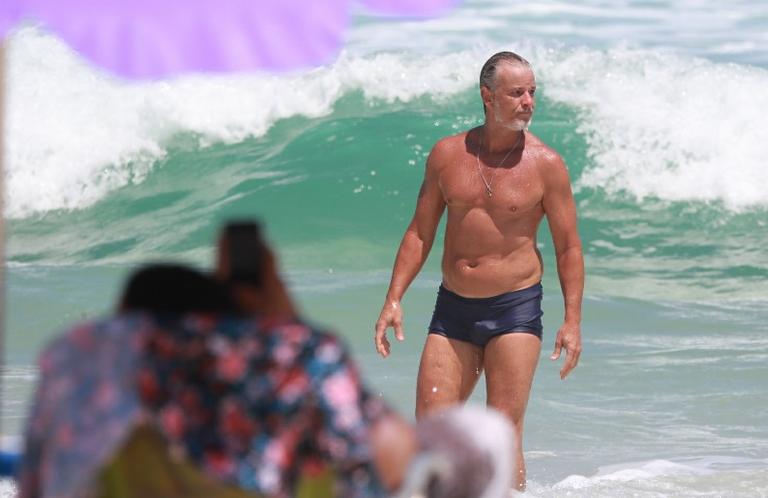 Aos 57 anos, Marcello Novaes ostenta corpão jogando vôlei 