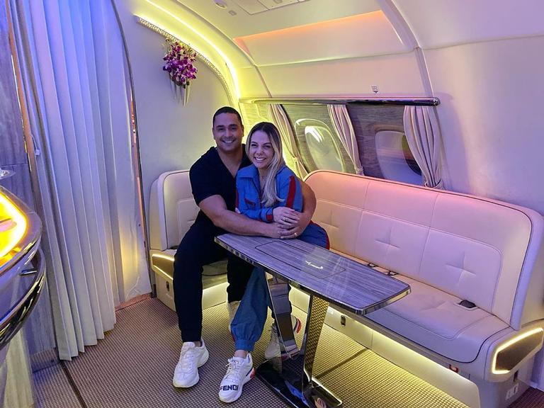 Carla Perez e Xanddy em avião luxuoso