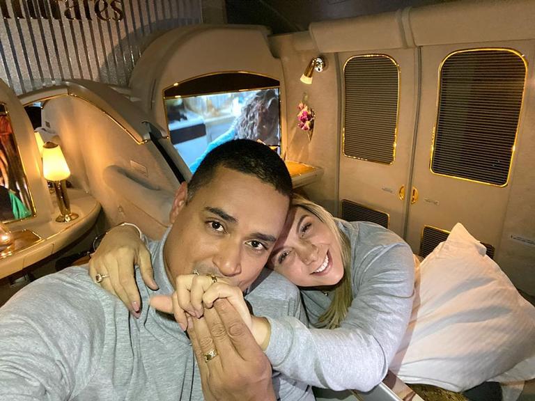 Carla Perez e Xanddy em avião luxuoso