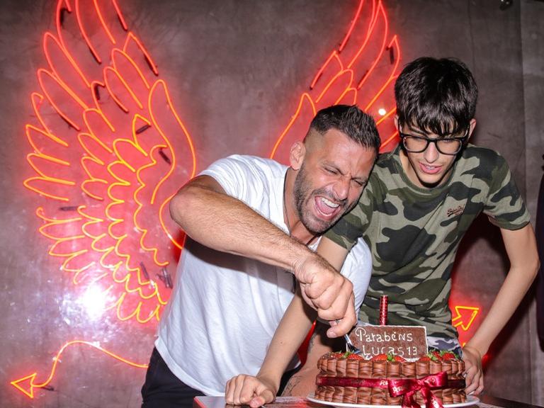 Filho de Isabeli Fontana, Lucas Fontana celebra 13 anos ao lado do pai, Henri Castelli