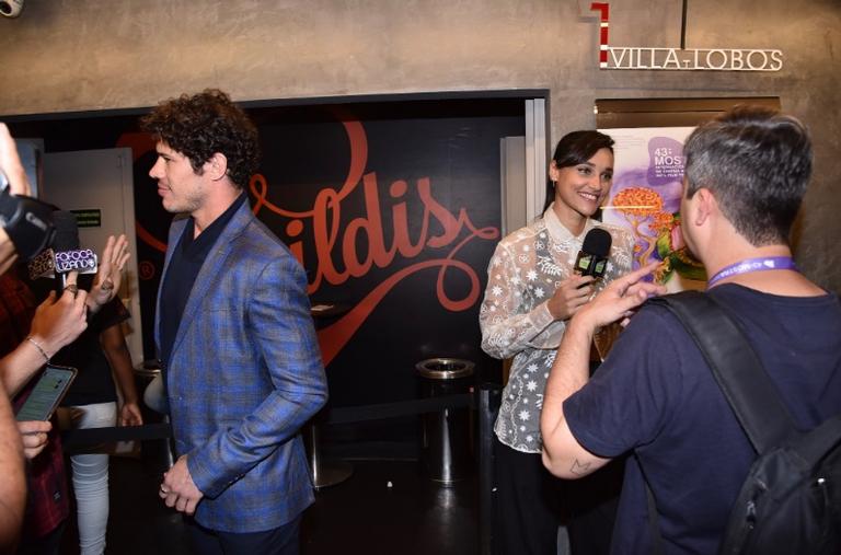 Débora Nascimento e José Loreto se encontram em evento