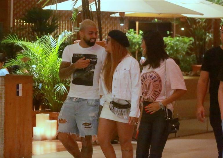 Gabigol e Rafaella Santos, irmã de Neymar Jr., são flagrados no shopping