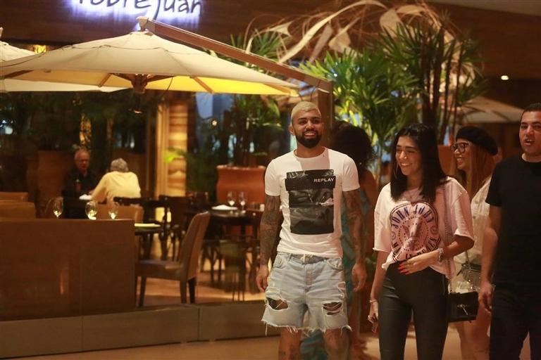 Gabigol e Rafaella Santos, irmã de Neymar Jr., são flagrados no shopping