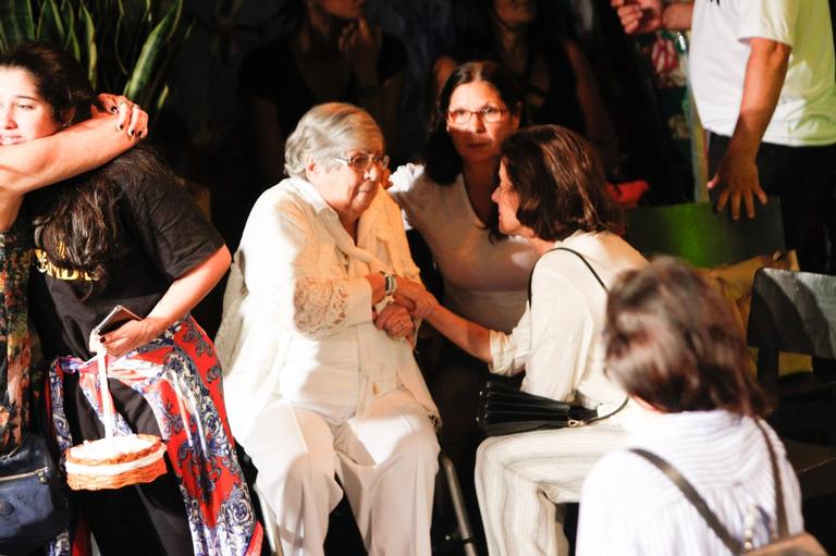 Mãe de Jorge Fernando se emociona no velório do filho