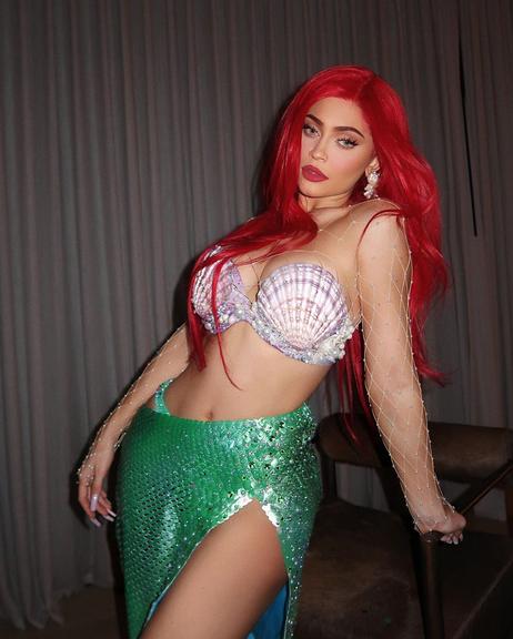 Kylie Jenner surge irreconhecível com fantasia para o Halloween e fãs elogiam