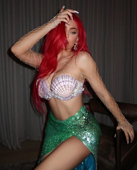 Kylie Jenner surge irreconhecível com fantasia para o Halloween e fãs elogiam