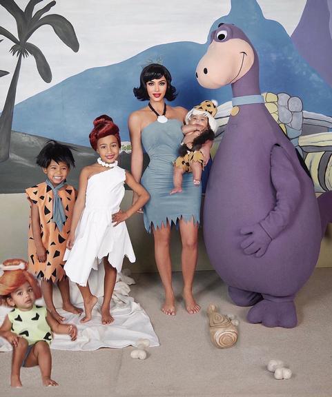 Kim Kardashian se fantasia com a família para o Halloween e revela detalhe intrigante